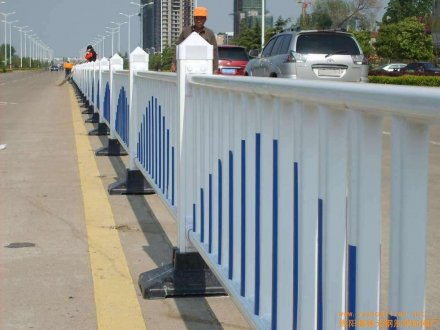 道路護(hù)欄怎么賣(mài)的？多少錢(qián)？